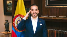 Abelardo de la Espriella, novo presidente da Colômbia, faz continência ao lado da bandeira colombiana