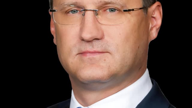 Retrato oficial do vice-primeiro-ministro russo Alexander Novak, de terno escuro e gravata listrada