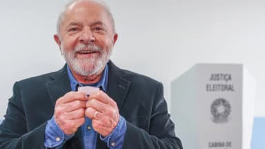 Lula sorri ao mostrar o comprovante de votação em cabine da Justiça Eleitoral em São Bernardo do Campo