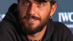 Filipe Toledo sorri em coletiva de imprensa, usando boné da Hurley, em foto de arquivo
