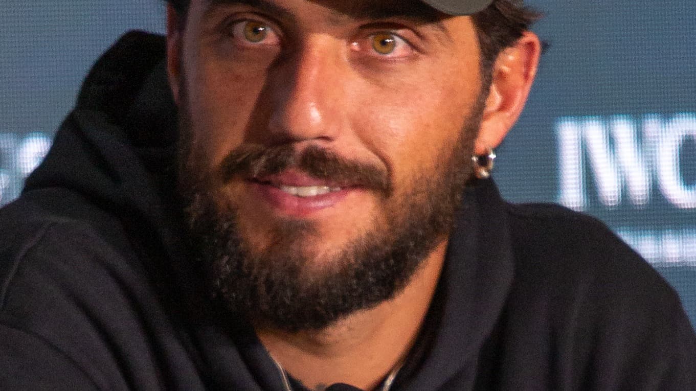 Filipe Toledo sorri em coletiva de imprensa, usando boné da Hurley, em foto de arquivo