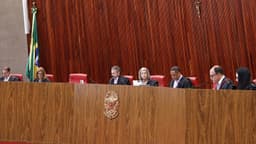 Sessão plenária do Tribunal Superior Eleitoral, com ministros no banco em Brasília