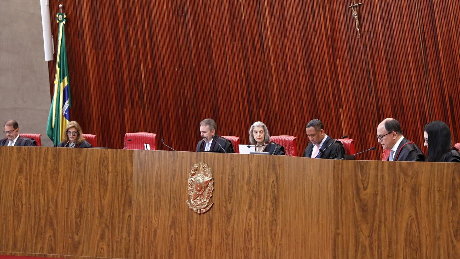 Sessão plenária do Tribunal Superior Eleitoral, com ministros no banco em Brasília