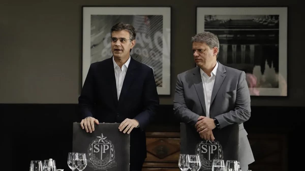 Tarcísio de Freitas ao lado do ex-governador Rodrigo Garcia, em foto de arquivo de reunião de transição