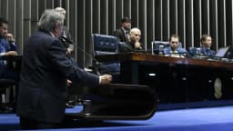 Plenário do Senado Federal durante sessão, com senador discursando no púlpito