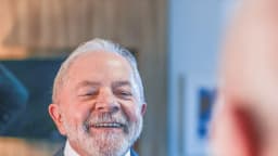 Lula sorri durante entrevista, foto de arquivo