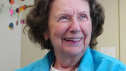 Mulher idosa sorrindo, foto ilustrativa sobre Alzheimer