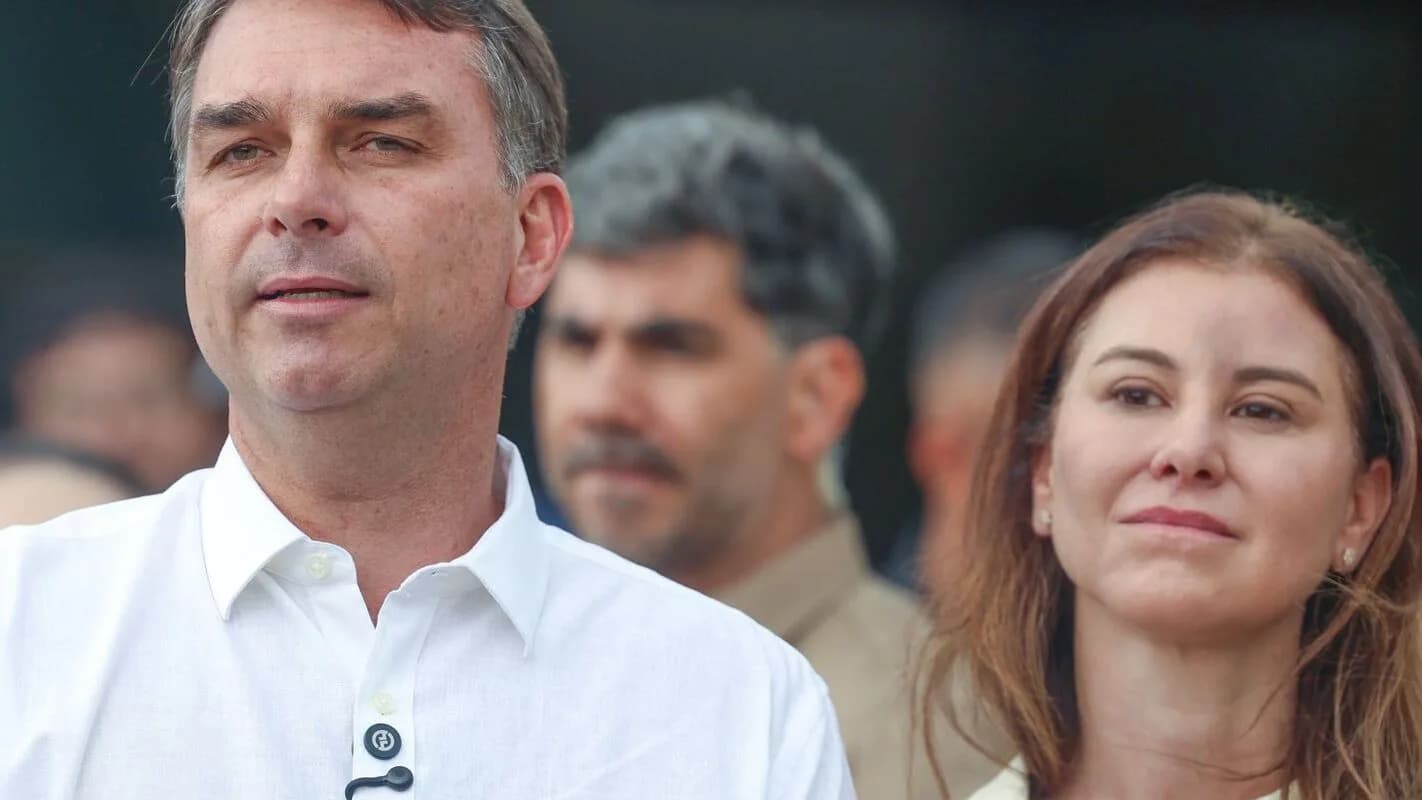 Flávio Bolsonaro participa de missa na Catedral de Brasília
