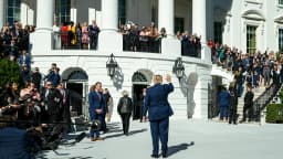 Donald Trump acena ao embarcar em helicóptero no gramado sul da Casa Branca