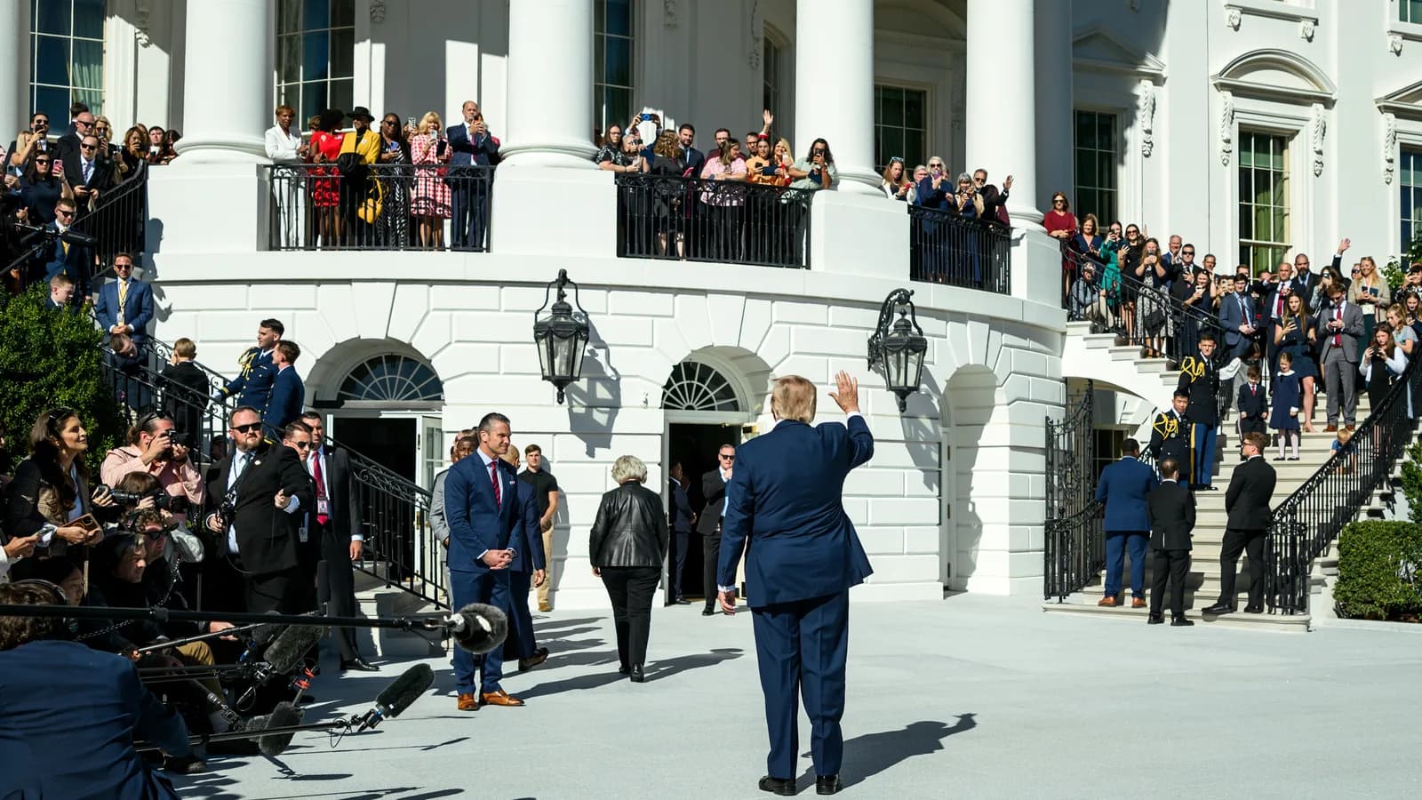 Donald Trump acena ao embarcar em helicóptero no gramado sul da Casa Branca