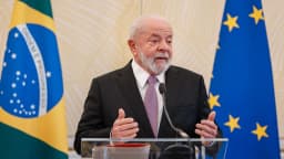 Presidente Lula fala em coletiva de imprensa com bandeiras do Brasil e da União Europeia ao fundo