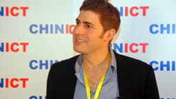 Eduardo Saverin sorri em evento de tecnologia, foto de arquivo de 2012