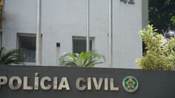 Fachada da sede da Polícia Civil do Rio de Janeiro, com o brasão do estado, em foto de arquivo