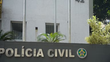 Fachada da sede da Polícia Civil do Rio de Janeiro, com o brasão do estado, em foto de arquivo