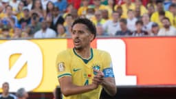 Marquinhos, com a braçadeira de capitão, em jogo de arquivo pela Seleção Brasileira