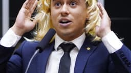 O deputado Nikolas Ferreira gesticula durante discurso na Câmara dos Deputados