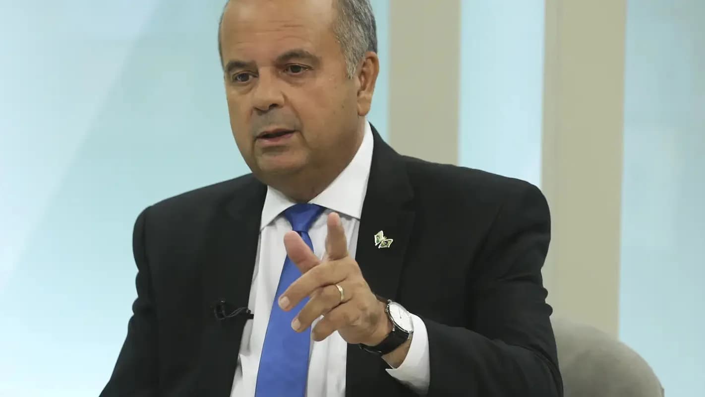 O senador Rogério Marinho fala a jornalistas no Senado