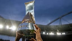 Taça da Série B do Campeonato Brasileiro erguida em noite de estádio