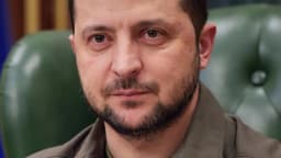 O presidente ucraniano Volodimir Zelensky, com barba e camisa verde-militar, em retrato de 2022