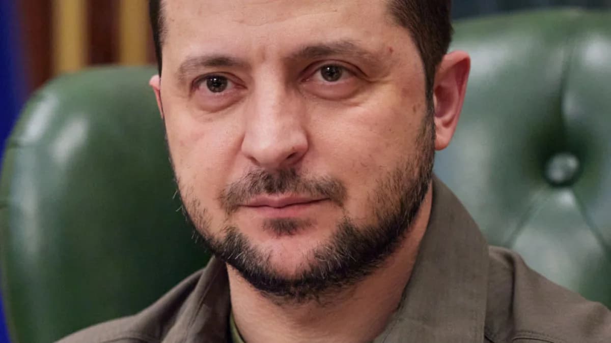 O presidente ucraniano Volodimir Zelensky, com barba e camisa verde-militar, em retrato de 2022