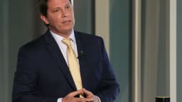 Mário Frias fala durante entrevista, de terno azul-marinho e gravata dourada