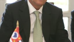 O vice-presidente Geraldo Alckmin em reunião de trabalho com a bandeira de São Paulo ao fundo