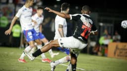 Jogador do Vasco em lance de jogo de arquivo contra o Fortaleza, em 2025