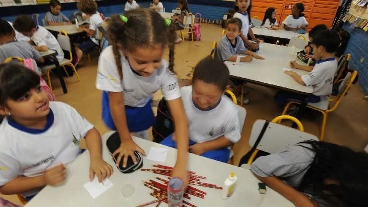 Estudantes em sala de aula de escola municipal