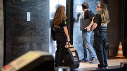 Agentes da Polícia Federal carregam material apreendido em operação, foto de arquivo