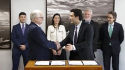 Presidente do STF, Edson Fachin, cumprimenta o presidente do Banco Central, Gabriel Galípolo, em cerimônia de assinatura de portaria conjunta