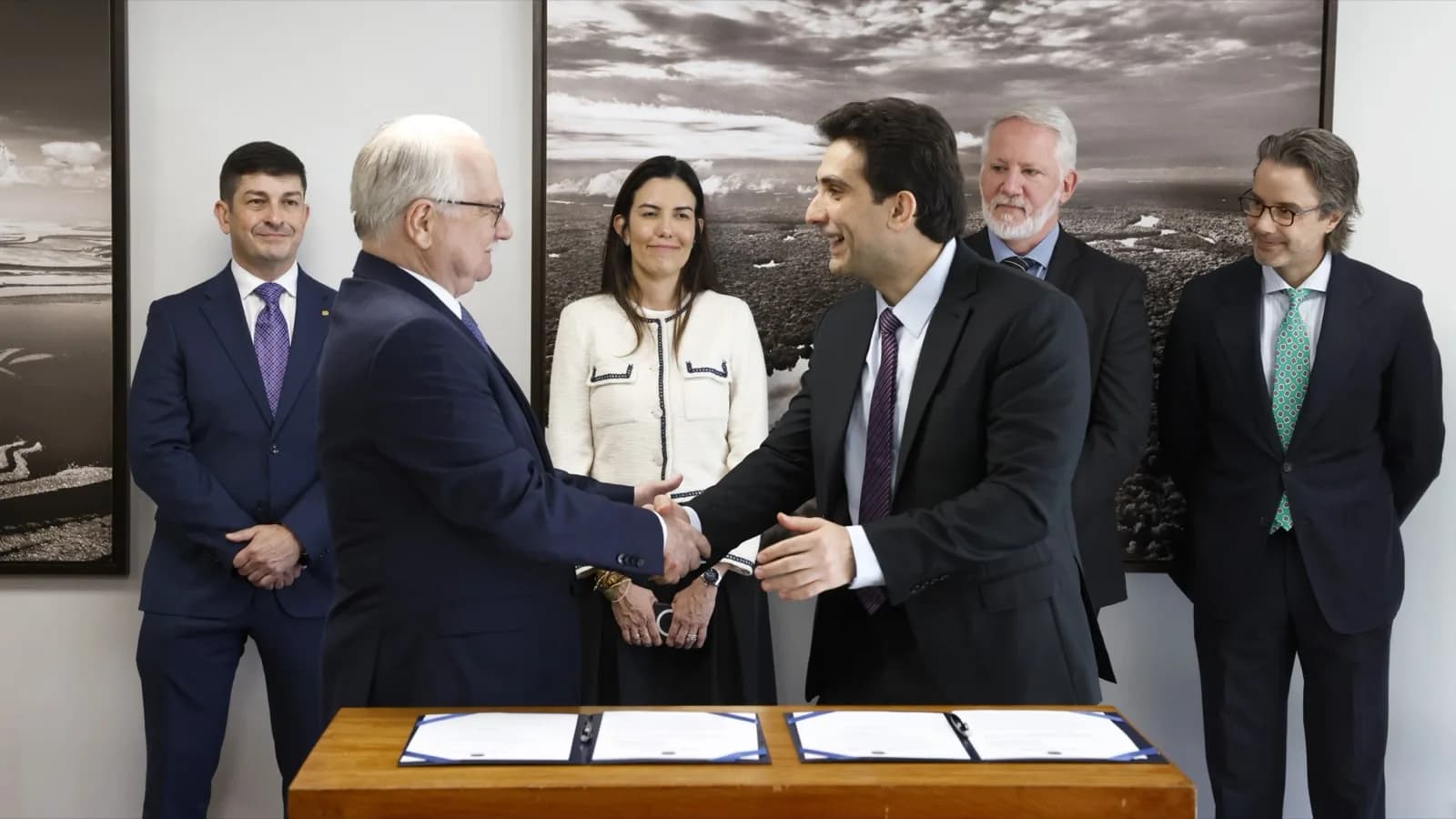 Presidente do STF, Edson Fachin, cumprimenta o presidente do Banco Central, Gabriel Galípolo, em cerimônia de assinatura de portaria conjunta