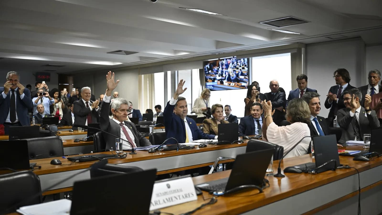 Senadores votam de mãos levantadas em reunião da Comissão de Constituição e Justiça do Senado
