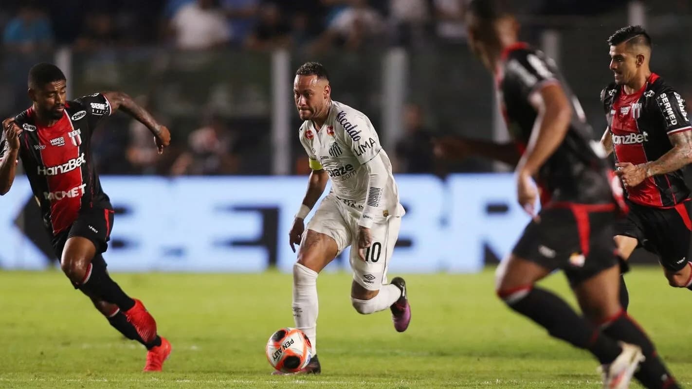 Neymar conduz a bola durante jogo pelo Santos