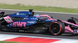 Carro da Alpine de Pierre Gasly em pista de Fórmula 1 durante sessão de classificação em Monza