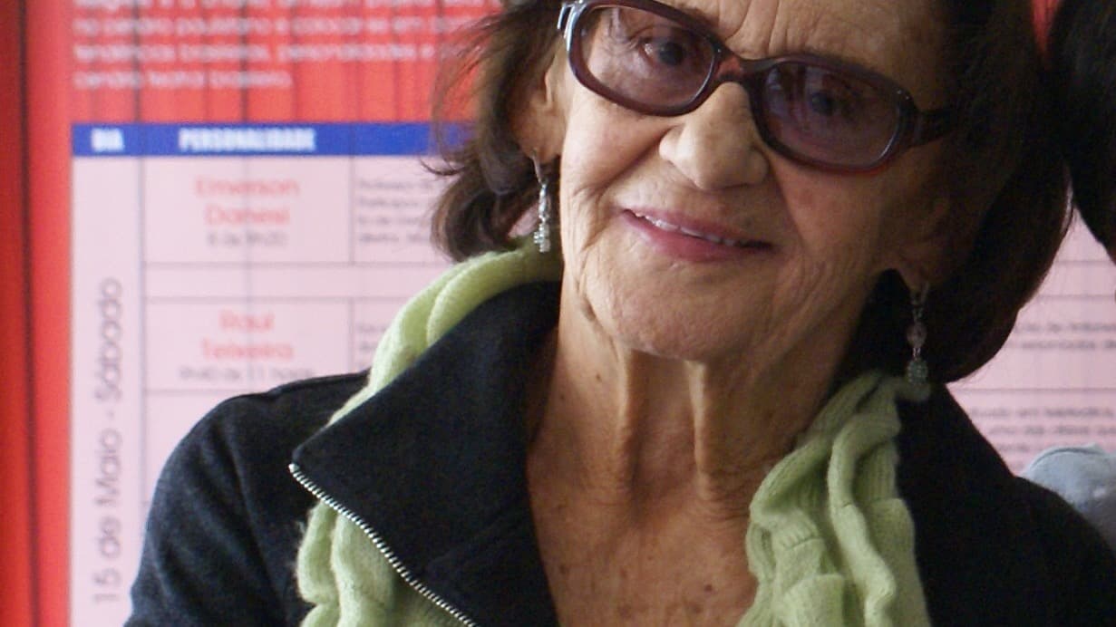 Laura Cardoso sorri em evento cultural em São Paulo, em 2010