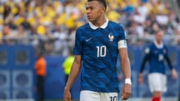 Kylian Mbappé com a camisa da seleção francesa em campo durante partida