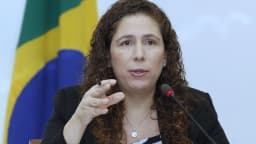 Esther Dweck, ministra da Gestão e da Inovação em Serviços Públicos, fala durante entrevista