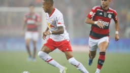 Jogador do Red Bull Bragantino conduz a bola em partida do Brasileirão (foto de arquivo)