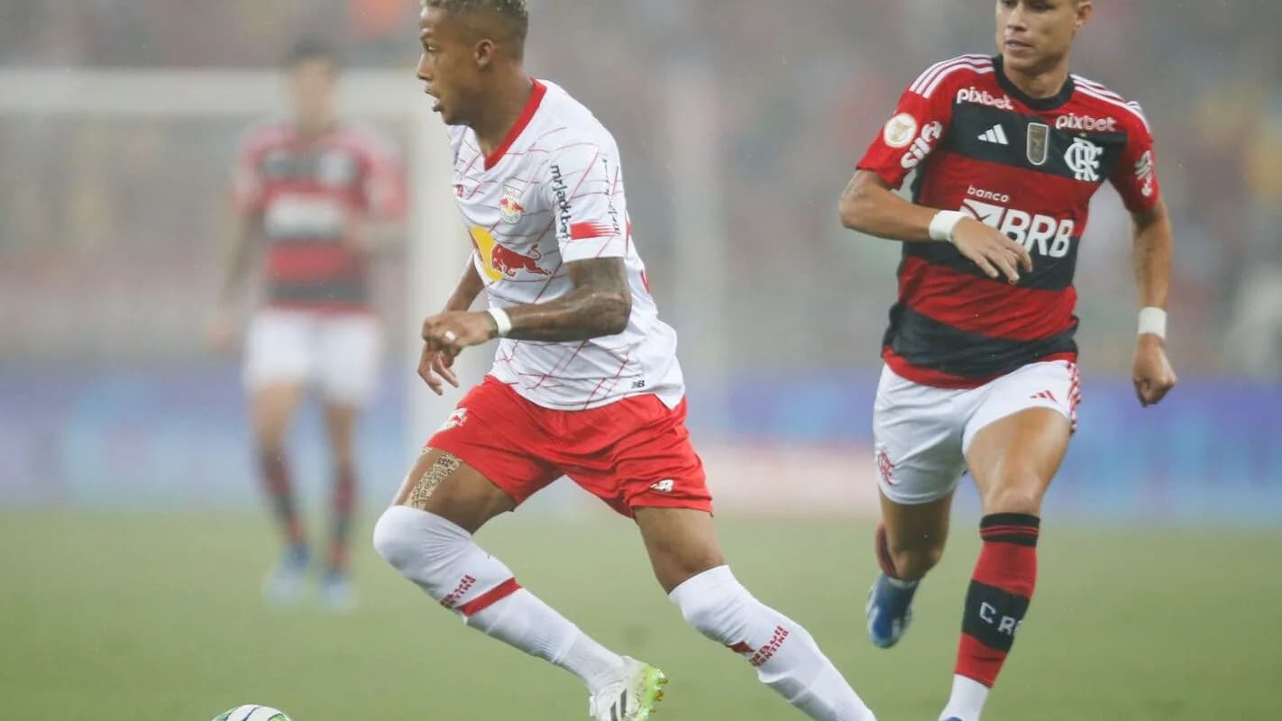 Jogador do Red Bull Bragantino conduz a bola em partida do Brasileirão (foto de arquivo)