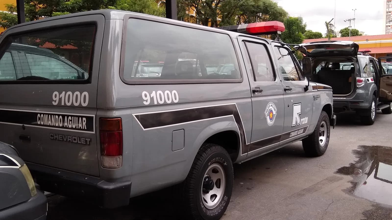 Viatura Veraneio da Polícia Militar de São Paulo estacionada