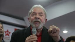 O presidente Lula fala ao microfone em coletiva de imprensa