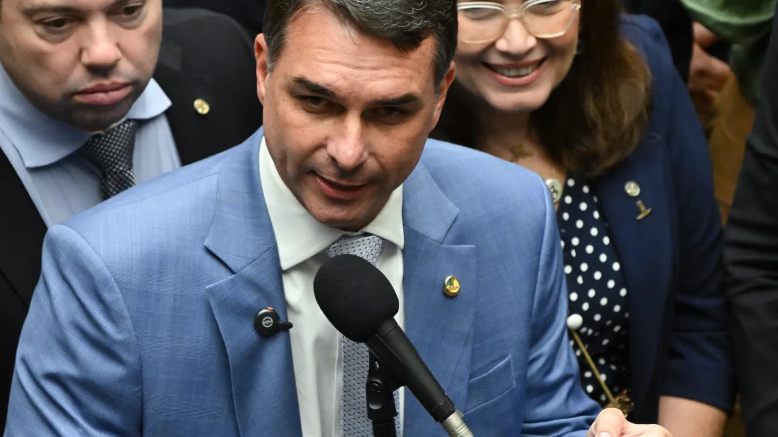 Flávio Bolsonaro fala ao microfone durante sessão no Congresso Nacional