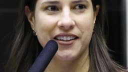 Raquel Lyra fala ao microfone em imagem de arquivo na Câmara dos Deputados