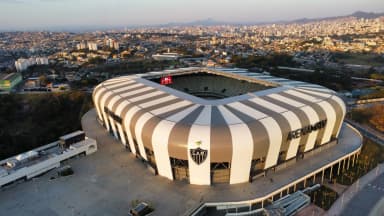 Vista aérea da Arena MRV, estádio do Atlético-MG, com a cidade de Belo Horizonte ao fundo