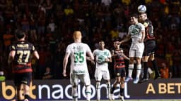 Jogadores do Sport disputam bola pelo alto durante partida da Série B