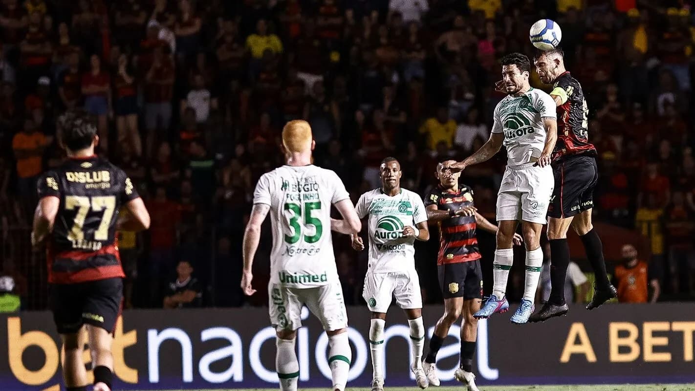 Jogadores do Sport disputam bola pelo alto durante partida da Série B