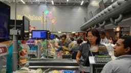 Consumidor no caixa de um supermercado no Brasil