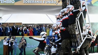 Lula acompanha, da tribuna de honra, apresentação militar em desfile de 7 de Setembro na Esplanada dos Ministérios em Brasília (foto de arquivo)