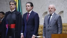 Paulo Gonet, ao lado de Hugo Motta e do presidente Lula, em solenidade de posse de ministros do STF