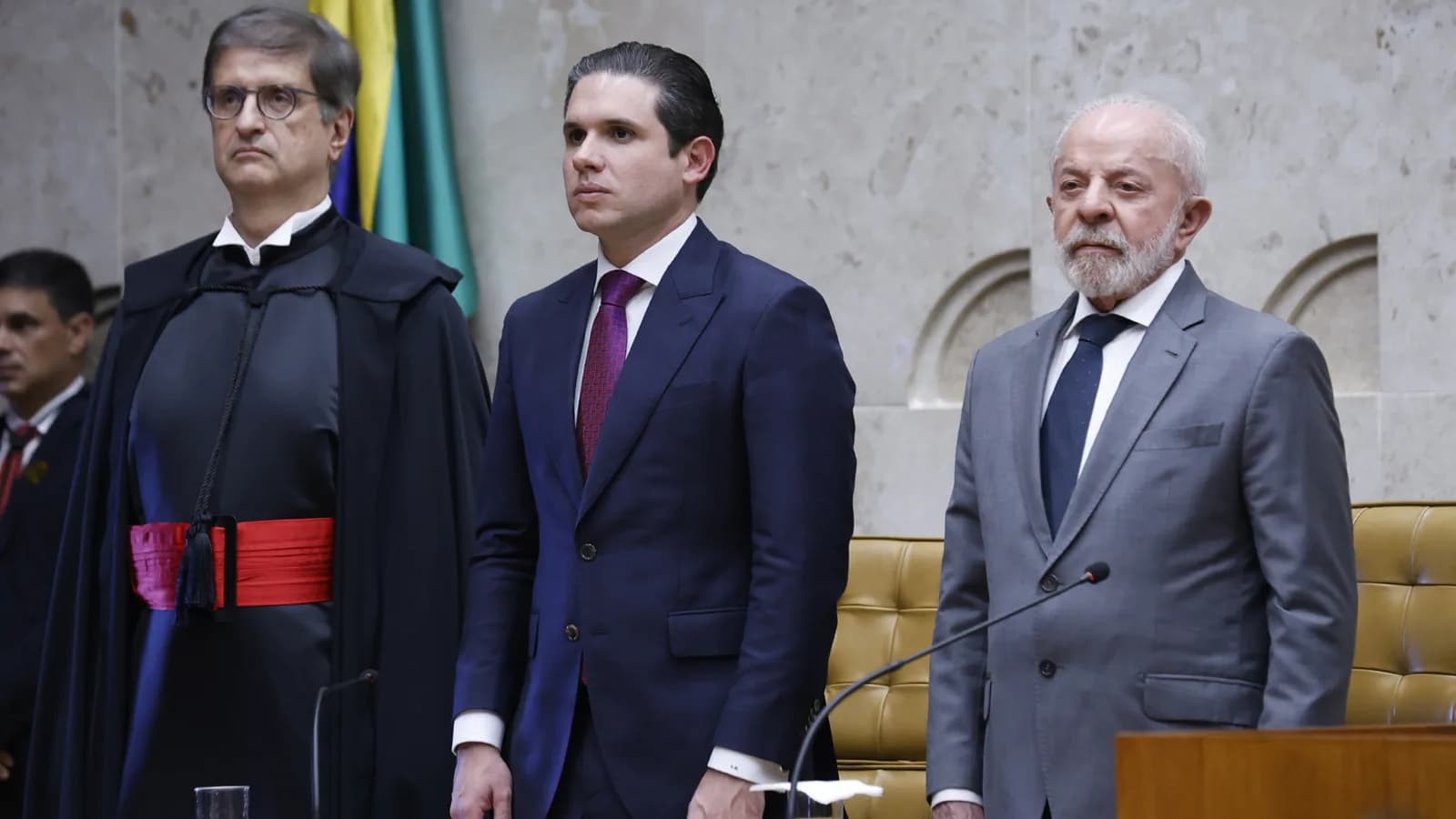 Paulo Gonet, ao lado de Hugo Motta e do presidente Lula, em solenidade de posse de ministros do STF